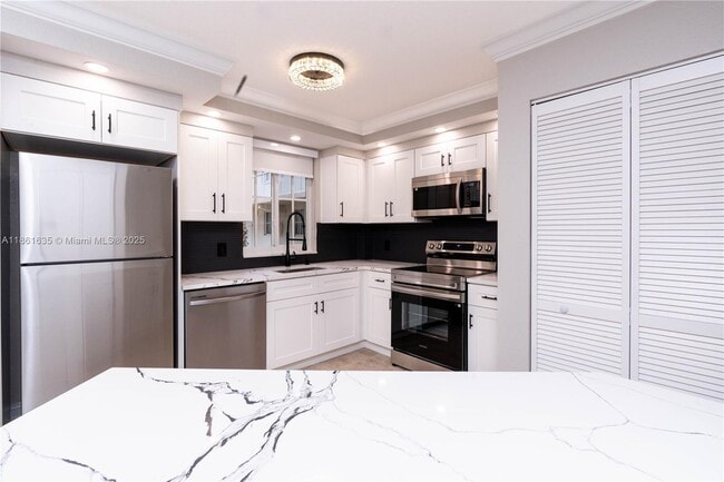 Foto del edificio - 6135 NW 186th St