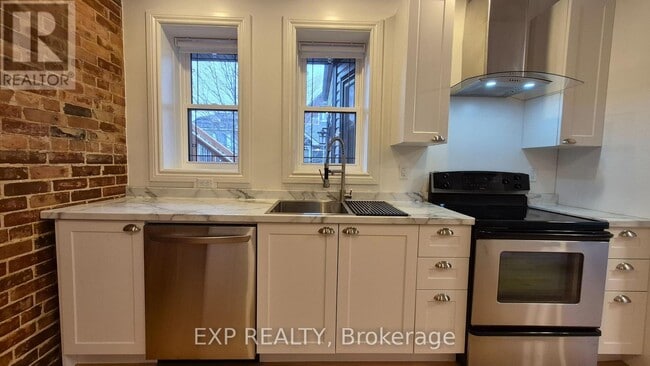 Building Photo - 157 James St