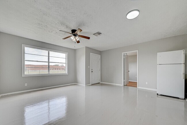 Foto del edificio - Coming soon! Affordable spacious 4BD/2BA s...