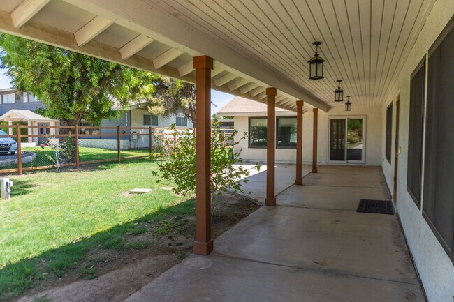 Building Photo - Charming 2 Bed, 2 Bath Vintage Home – Thou...