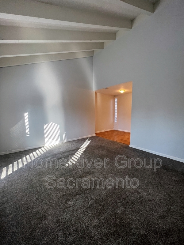 Building Photo - 873 Woodside Ln E