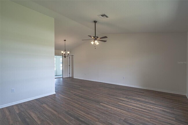 Foto del edificio - 22473 Lacombe Ave