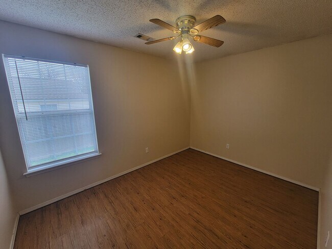 Building Photo - Nice 3 bedroom 2 bath home in West Fayette...