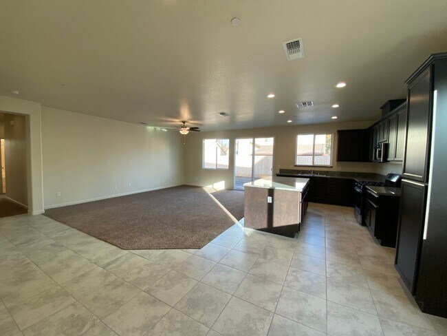 Foto del edificio - LIKE NEW!!!   4 Bedroom 3 Bath Home for Re...