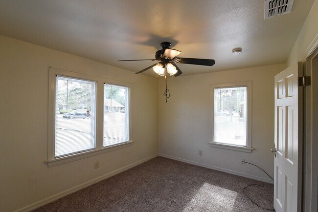 Foto del edificio - "Charming Retreat: Cozy 2-Bed, 1-Bath Gem ...