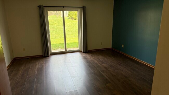 Nuevo suelo de vinilo de lujo en la planta principal. - 2443 Wrens Dr S