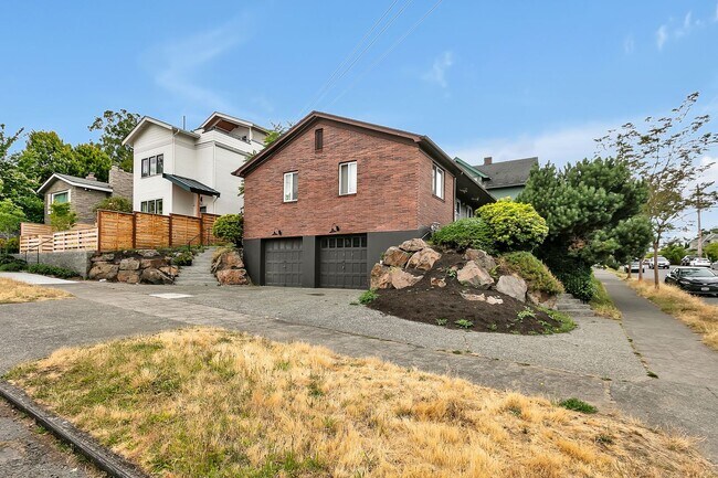 Building Photo - Modern 2-Bedroom Duplex in Queen Anne with...