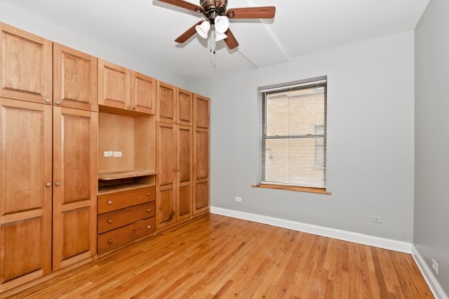 Building Photo - Spacious 2 Bedroom in South Shore