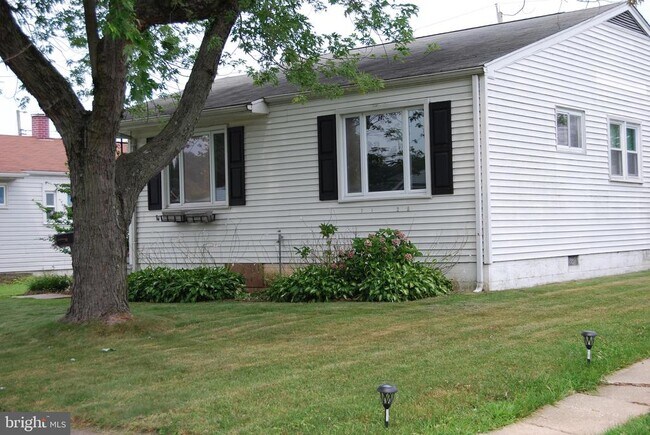 Building Photo - 908 Homberg Ave