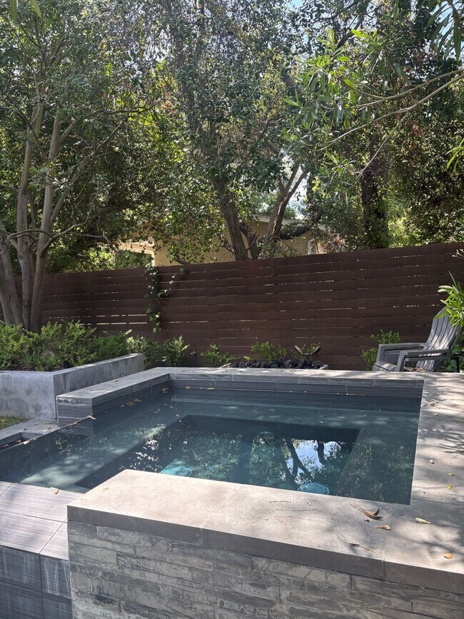 Foto del edificio - Elegant Beverly Hills Living | 2 Bed + Study or office  | 3 Bath | Pool & Spacious Yard