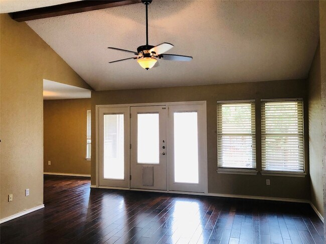 Foto del edificio - 229 Glenwood Dr