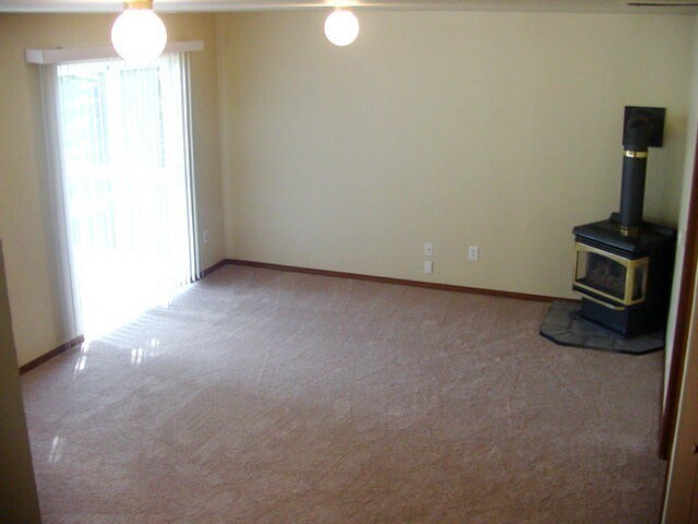 Foto del edificio - 3 Bedroom + 2 Bath +Family Room Tri-Level Lynnwood $2950 per Month