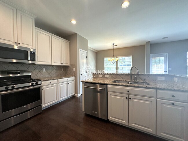Building Photo - Updated 3 Bedroom Townhome in Bryant Park