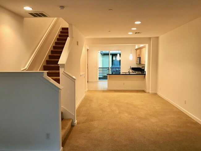 Building Photo - Meticulously Maintained 3 Bed 3 Bath Townh...