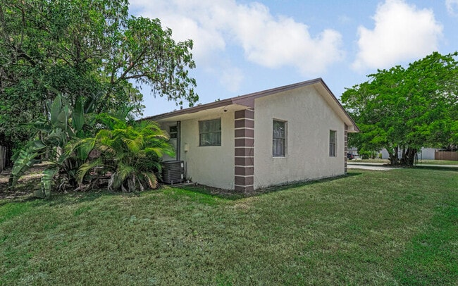 Building Photo - 732 Neil Rd