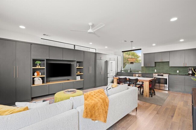 Foto del edificio - 3406 E 17th St