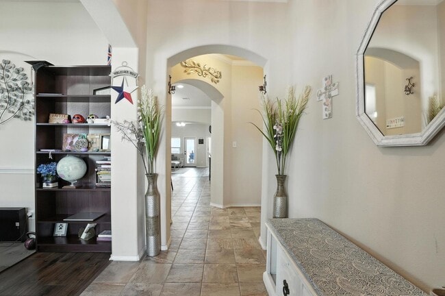 Building Photo - Stunning 3-Bedroom Home with Access to Com...