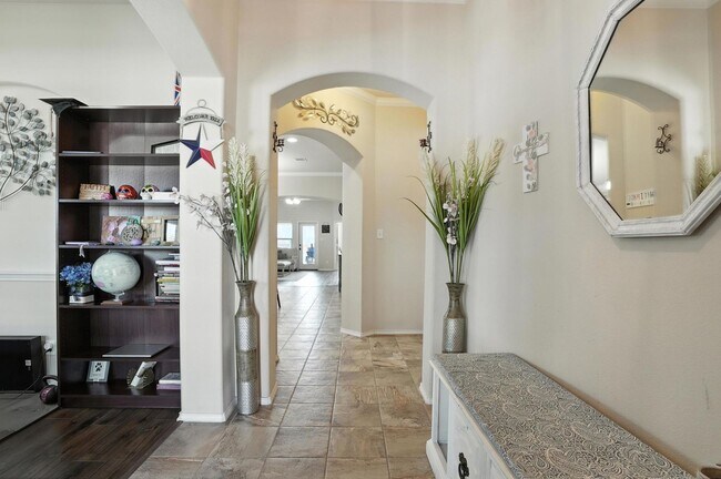 Foto del edificio - Stunning 3-Bedroom Home with Access to Com...