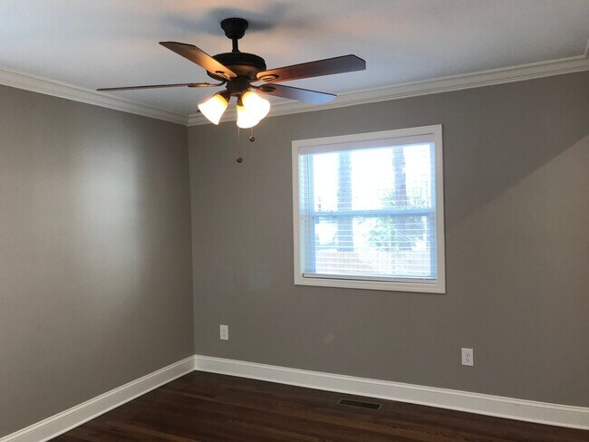 Building Photo - Charming 1 Bedroom, 1 Bath with Covered Po...