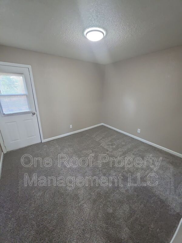 Building Photo - 2000 Chateau Dr