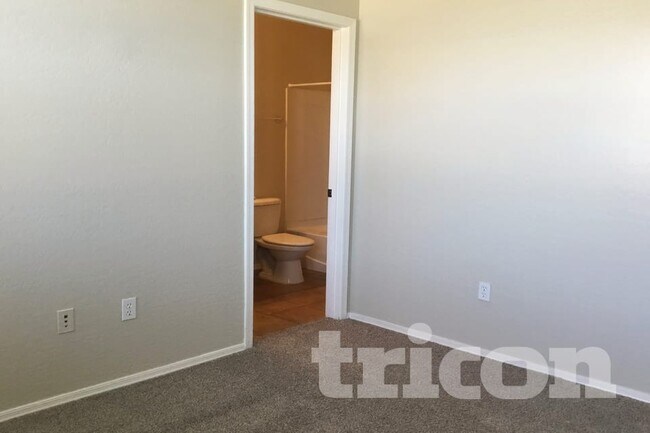 Foto del edificio - 2355 E Huntington Dr