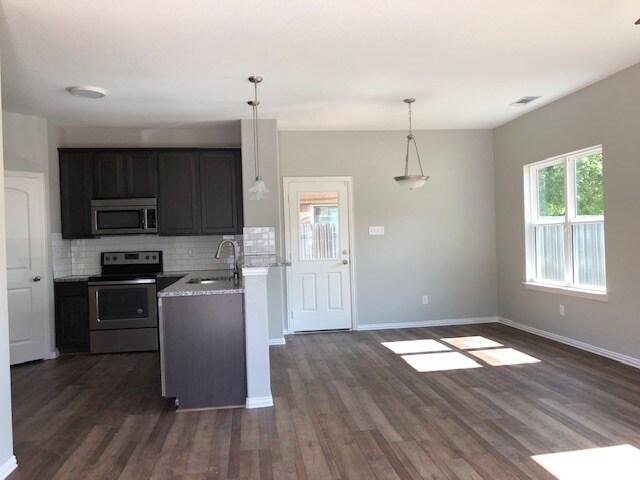 Building Photo - 2021 S Jennings Ave