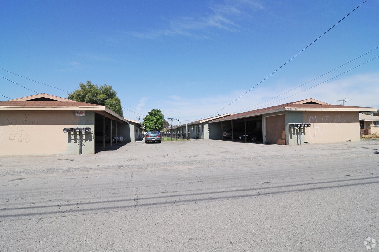 Building Photo - 13451 Edgemont St