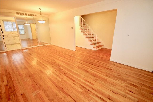 Foto del edificio - 580 Fox Hills Dr S