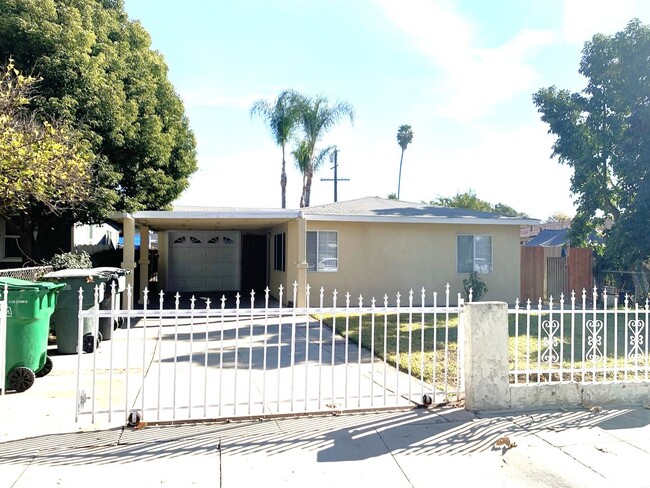 Building Photo - Cozy 2 Bedroom, 1 Bath Single Family Resid...