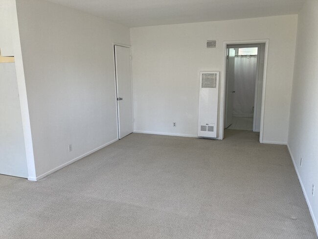 Building Photo - 905 N Orange Grove Ave