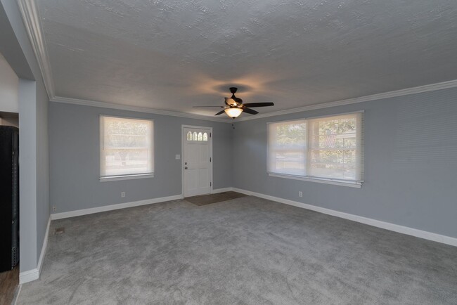 Building Photo - $1,250 - 3 bed/1 bath single-family home f...
