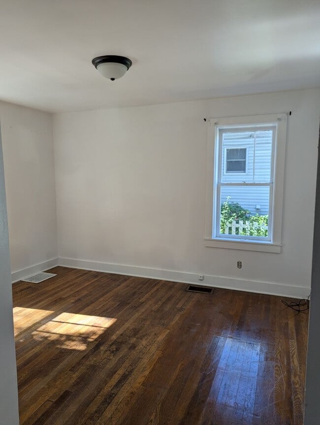 Building Photo - 131 1/2-131-132 E Pleasant St