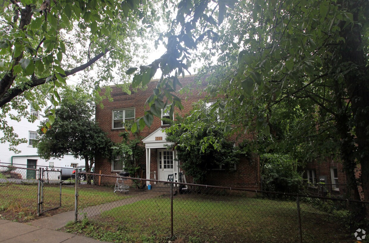 Foto del edificio - 611 Silver Spring Ave