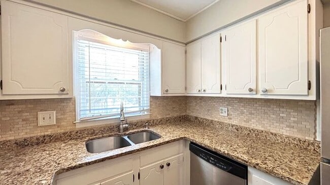 Foto del edificio - Rare Cross Creek 2 Bedroom-2.5 Bathroom Townhouse, Available NOW!