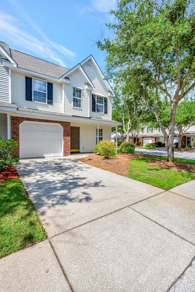 Foto del edificio - AVAILABLE NOW!