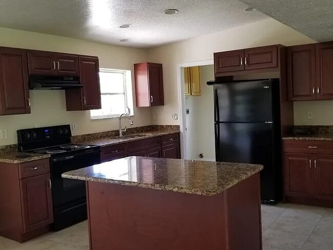 Building Photo - 158 SE Lucero Dr