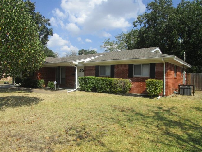 Building Photo - 5408 Greenwood Way
