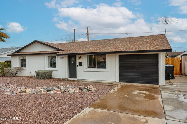 Building Photo - 3520 E Ludlow Dr