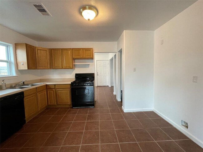 Building Photo - 5702 Sylvia Dr