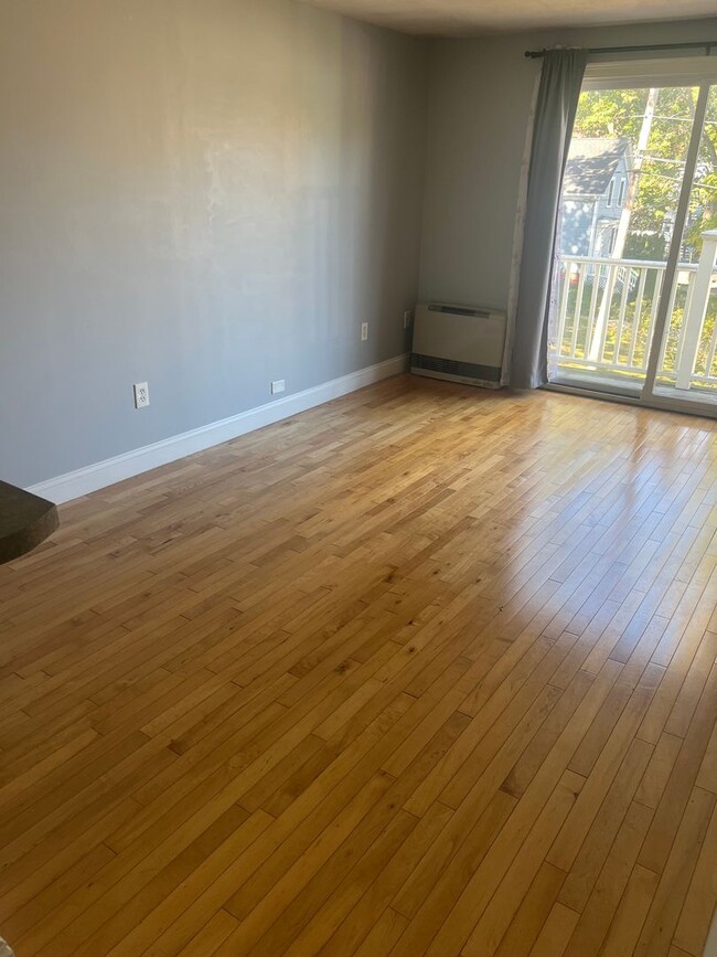 Building Photo - Condo close to downtown Kittery Maine and ...