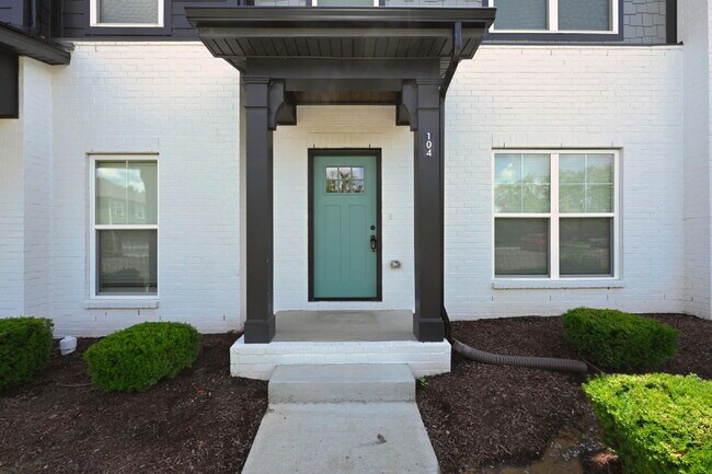 Building Photo - Like-New Modern Condo Near Dining, Shopping, Trails & Old Hickory Lake