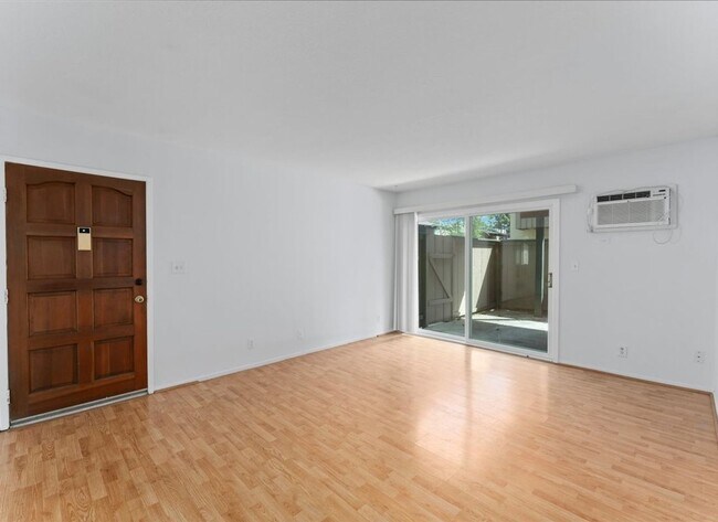 Building Photo - Santa Ana Apartment For Rent
