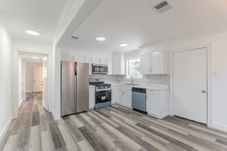 Building Photo - 10126 Pine Moss Dr