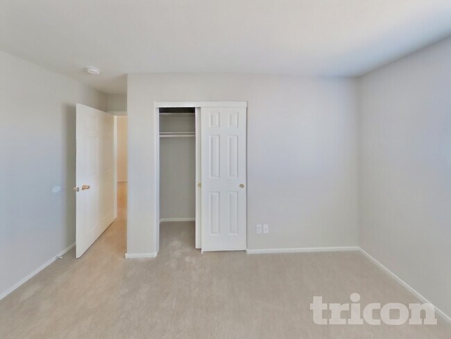 Foto del edificio - 3900 Grand Meadow St