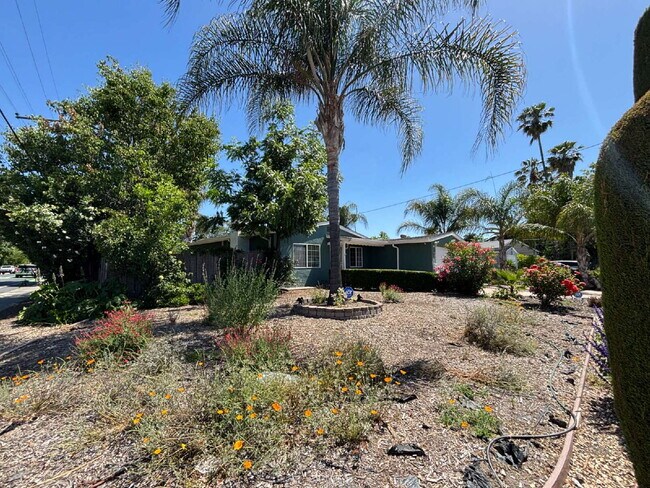 Foto del edificio - "Charming 3-Bed, 1.5-Bath Retreat on Johns...