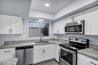 Building Photo - 14 E Hermosa Dr