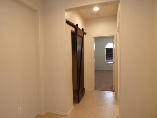 Foto del edificio - 844 Tiablanca Rd