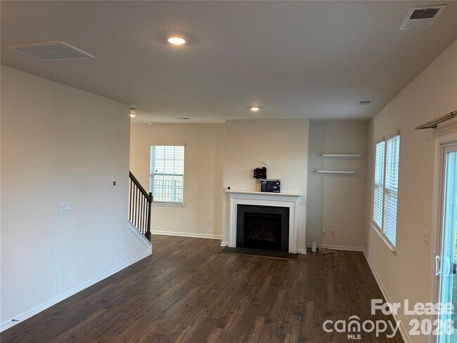 Foto del edificio - 4119 Village Blvd NW