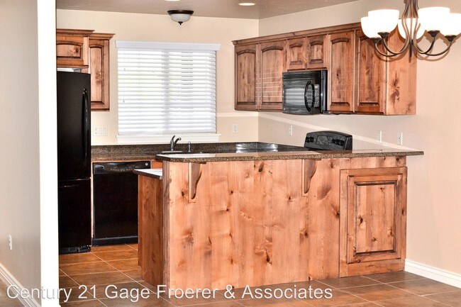 Building Photo - 747 N 4400 W