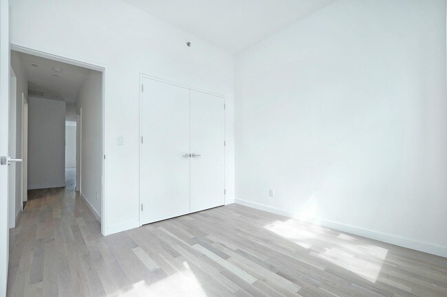 Building Photo - 164 E 105th St